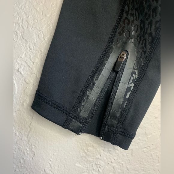Black ankle zip yoga pants, full length, embossed with leopard print - Picture 4 of 8